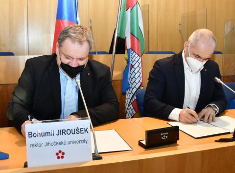 Hejtman Kuba a rektor Jiroušek podepsali memorandum o spolupráci mezi Jihočeským krajem a Jihočeskou univerzitou.