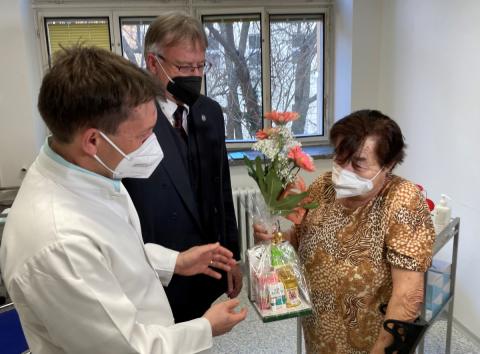 Sto tisíc – to je množství vakcín proti nemoci covid-19, které už byly použity ve strakonickém očkovacím centrum. Tu jubilejní stou tisící dostala dnes paní Jaroslava Bergerová ze Švejcarovy Lhoty. 