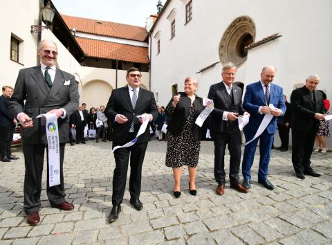 Nové moderní expozice nabídne návštěvníkům Muzeum středního Pootaví na hradě ve Strakonicích. Slavnostního otevření se zúčastnil i senátor Tomáš Fiala, náměstci hejtmana Jihočeského kraje Pavel Hroch a Tomáš Hajdušek a ředitelka muzea Ivana Říhová.