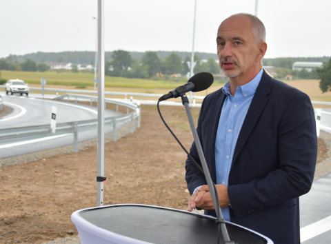 „Slíbil jsem, že vždycky při dopravních stavbách budeme hledat taková řešení, abychom vám co nejméně překáželi. Po dobu, kdy bude provizorní komunikace uzavřena, otevřeme nový kruhový objezd na krumlovské výpadovce, který komplikované dopravní situaci výrazně uleví,“ řekl hejtman Jihočeského kraje Martin Kuba.