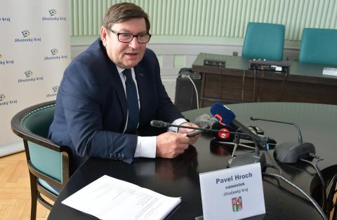 Náměstek hejtmana Pavel Hroch volal starostovi Doudleb Zdeňku Šmídovi: stali jste se Vesnicí roku Jihočeského kraje 2023.