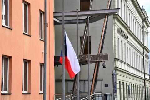 Státní vlajka před KÚ Jihočeského kraje je stažena na půl žerdi.