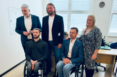 Spolek Aktivně s vozíkem ve spolupráci s Jihočeským krajem představil ředitelům krajem zřizovaných škol inovativní výchovný seriál s názvem "Naše cesta... příběhy aktivních vozíčkářů".