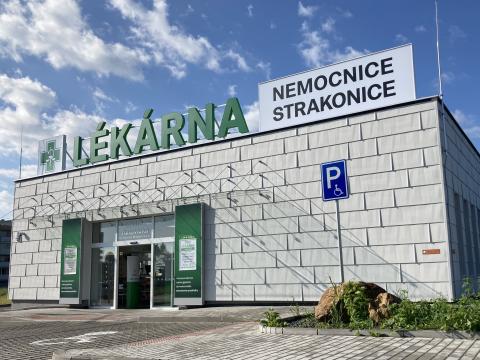 Nemocniční lékárna v obchodní zóně u Katovické ulice v Strakonicích.
