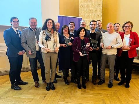 Zástupci ERSN a 11 úspěšných obcí a organizací z jižních Čech a Waldviertelu při udělení ceny „Small Project Award“ za malé projekty © NÖ.regional.