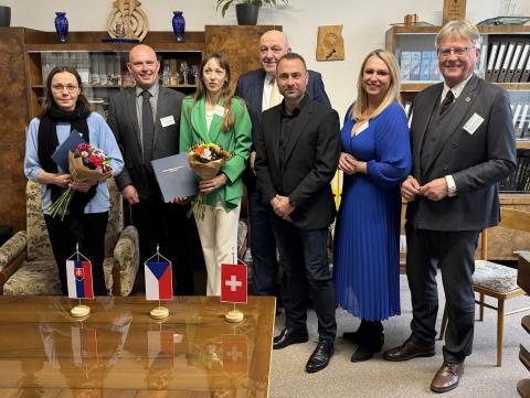 Vyšší odborná škola a Střední průmyslová škola ve Volyni znovu potvrdila, že patří mezi špičková vzdělávací pracoviště v oblasti dřevařství a stavebnictví. Ve dnech 31. března až 1. dubna 2026 se zde uskutečnil již 27. ročník mezinárodní odborné konference Dřevostavby, na které se setkali odborníci, pedagogové i studenti z devíti zemí – Česká republika, Finsko, Francie, Kanada, Litva, Norsko, Rakousko, Slovensko a Švýcarsko.