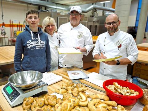 Střední škola obchodní, Husova 9 v Českých Budějovicích, jejímž zřizovatelem je Jihočeský kraj, zaznamenala mimořádně úspěšný březen. Její žáci se prosadili v celé řadě prestižních odborných soutěží napříč obory – od fotografie přes aranžování až po pekařinu, kadeřnictví či cukrařinu, a přivezli ocenění z republikových i mezinárodních klání.