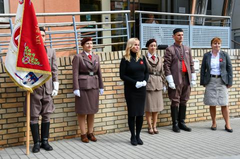Před budovou Krajského úřadu Jihočeského kraje dnes zavlála sokolská vlajka. Jihočeský kraj si tak i letos připomněl Památný den sokolstva, který připadá na 8. října a připomíná oběti nacistických represí z řad členů Sokola.