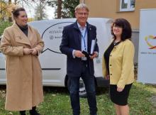 Na fotografii zleva: Mgr. Petra Kurschová - zakladatelka Nadačního fondu Srdce pro Strakonice, MUDr., Bc. Tomáš Fiala, MBA - ředitel Nemocnice Strakonice, a.s., Pavla Emma Maradová - ředitelka Nadačního fondu Srdce pro Strakonice. 