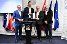 Smlouva s ČD podepsána: V jihočeském kraji bude příští rok jezdit dalších  pět RegioPanterů. Zleva: Jiří Ješeta - člen představenstva ČD a náměstek generálního ředitele pro osobní dopravu, Michal Krapinec - předseda představenstva a generální ředitel ČD, Martin Kuba - hejtman Jihočeského kraje a Antonín Krák - náměstek hejtmana Jihočeského kraje pro oblast dopravy.