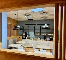 Táborská porodnice opět zlepšuje služby pro své rodičky. Podle architektonického návrhu vybudovala nový jídelní kout přímo na porodní stanici. Cílem je poskytnout maminkám a jejich rodinám komfortní prostředí, kde mohou společně trávit čas, relaxovat a dát si něco dobrého.