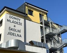 Komfortnější zázemí i více míst pro studenty nabízí Domov mládeže v Holečkově ulici v Českých Budějovicích. Rozšíření a modernizace zařízení přinesly nové vybavení a 70 dalších ubytovacích míst. Kapacita domova mládeže se tak zvýšila na celkem 270 studentů.