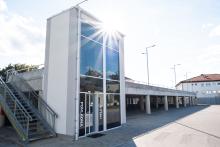 Nemocnice České Budějovice, a.s., od 1. září 2026 výrazně rozšíří parkovací kapacitu pro pacienty a návštěvníky. Hlavní parkoviště před vstupním terminálem u ulice B. Němcové nabídne celkem 413 parkovacích míst. Uvolněním části dosud využívané zaměstnanci přibude veřejnosti přibližně 150 až 200 míst.