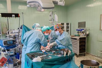 Chirurgické oddělení Nemocnice České Budějovice, a.s. je zařazeno do velmi úzké skupiny tzv. „high volume“ neboli vysokoobjemových center, které se specializují na operace slinivky břišní, dále pak na onemocnění jater a žlučových cest. 