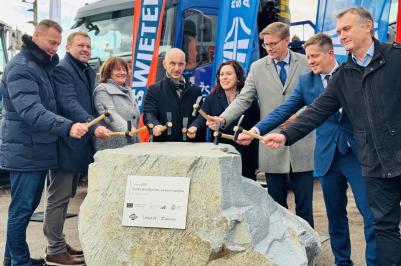 Ředitelství silnic a dálnic (ŘSD) začalo 28. listopadu stavět na tahu I/20 v Českých Budějovicích severní spojku. Práce na 2,5 kilometru dlouhé stavbě vyjdou téměř na dvě miliardy Kč bez DPH, potrvají tři roky. 