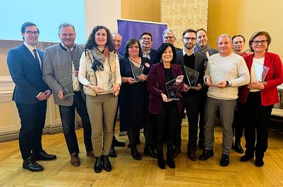 Zástupci ERSN a 11 úspěšných obcí a organizací z jižních Čech a Waldviertelu při udělení ceny „Small Project Award“ za malé projekty © NÖ.regional.
