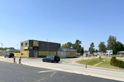 Jihočeský kraj pokračuje ve výstavbě nového napojení Letiště České Budějovice na silnici I/3. V souvislosti s další etapou stavebních prací bude od 30. července do přibližně 18. září 2026 omezen provoz na silnici I/3, tedy na hlavním tahu mezi Českými Budějovicemi a Českým Krumlovem, v místě budovaného napojení letiště.