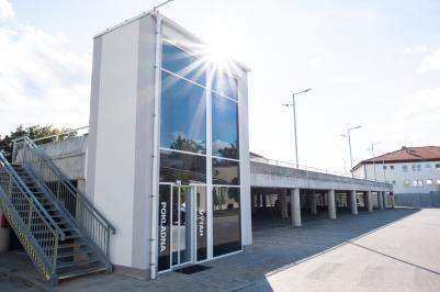 Nemocnice České Budějovice, a.s., od 1. září 2026 výrazně rozšíří parkovací kapacitu pro pacienty a návštěvníky. Hlavní parkoviště před vstupním terminálem u ulice B. Němcové nabídne celkem 413 parkovacích míst. Uvolněním části dosud využívané zaměstnanci přibude veřejnosti přibližně 150 až 200 míst.